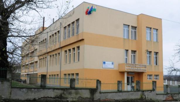 Директорката на училището в Дебелт напуска