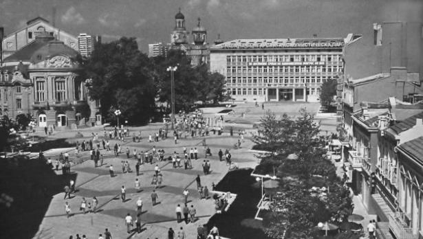 В сградата в дъното на снимката сега се помещават окръжният и апелативният съд, а в годините на народната власт там бяха канцелариите на градския съвет на БКП.