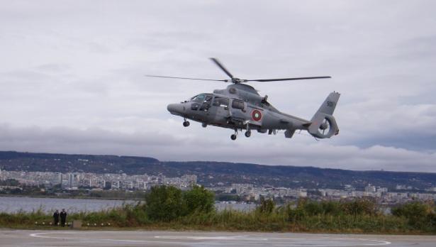 Вертолет на ВМС ще спасява "бедстващи" хора в морето край Варна