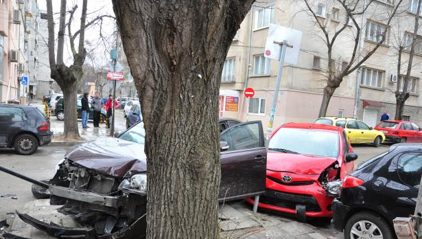 Двама ранени при верижна катастрофа