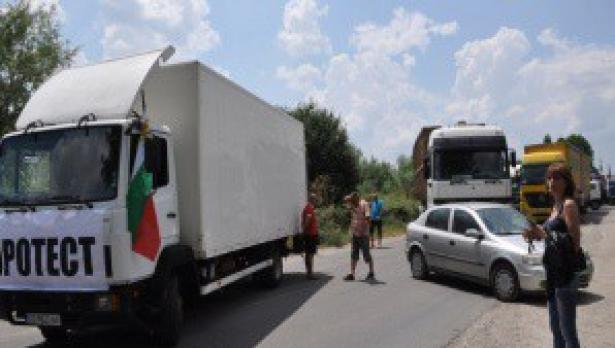 Вдигат блокадата на границата, в МОСВ утре ще търсят компромис