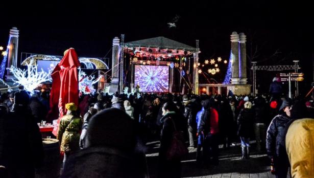 Варна посрещна 2015 г. с красива заря и купон