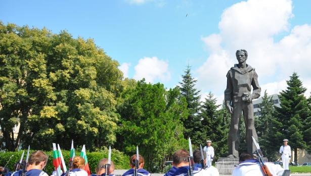 Военноморското почете паметта на Никола Вапцаров (СНИМКИ)