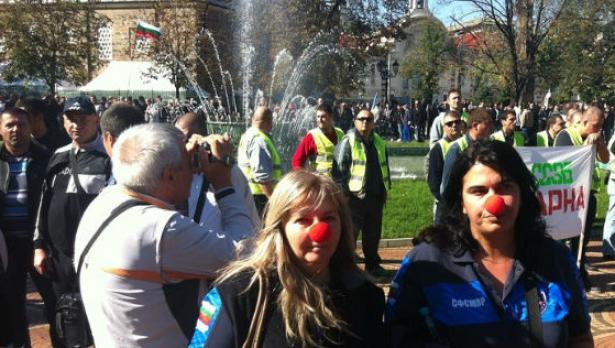 Протестиращи полицаи си сложиха клоунски носове