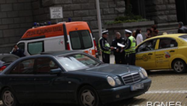 Мъж почина в автомобила си пред Министерския съвет