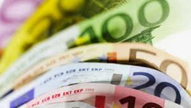 Спипаха двама с 5000 евро менте