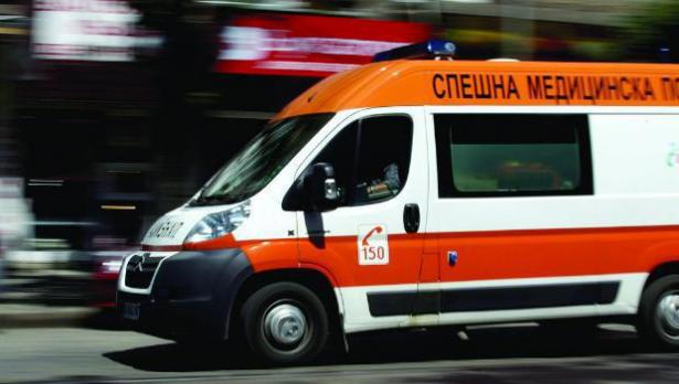 Моторист е с опасност за живота след сблъсък с антипаркинг колчета