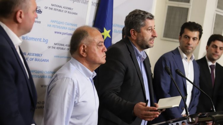 С оптимизъм, като радикални реалисти излизат от ДБ след срещата с ПП (ВИДЕО)