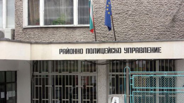 Гърци вилнеят в Сандански, скачат на таксиджия и полицай