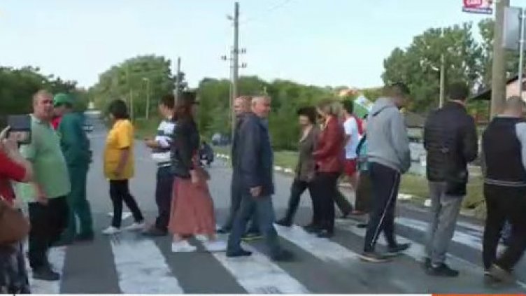 Блокират път заради закриването на районния съд в Каварна