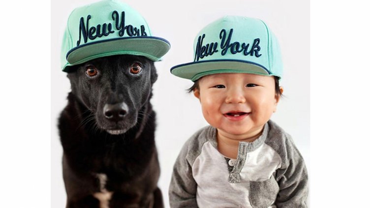 Бебе и куче, като две капки вода (СНИМКИ)