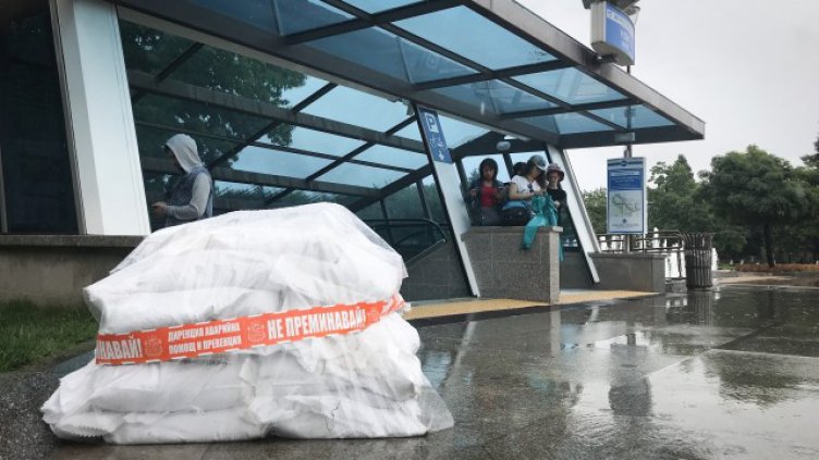 Сигнали за наводнения и в София, вдигнаха диги пред подлезите