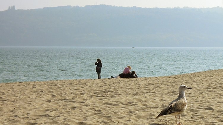 Варненци плажуват за Великден