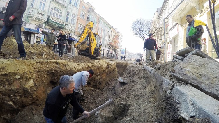 Археолози изучават находките на главната (СНИМКИ)