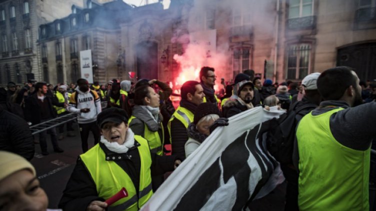 Протест на &bdquo;жълтите жилетки&ldquo; в Париж за 15-и пореден уикенд