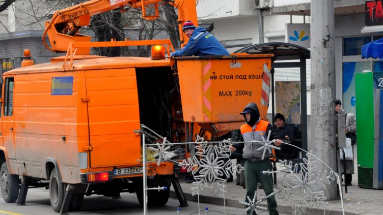 СНИМКИ: Започна демонтажът на коледната украса във Варна