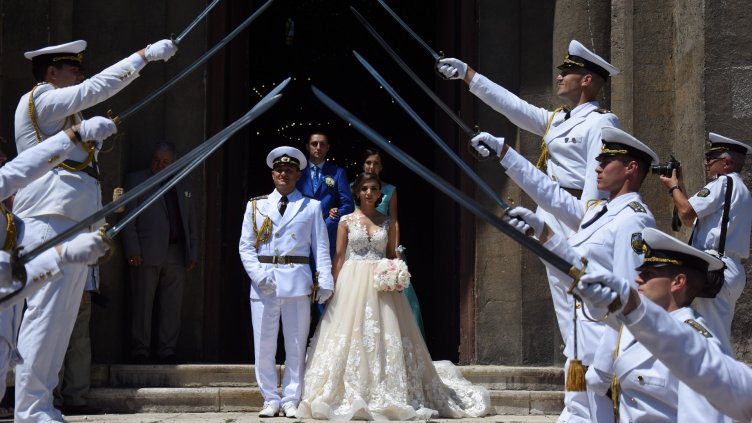 Зрелищна флотска сватба събра погледите на варненци и гости на града (СНИМКИ)