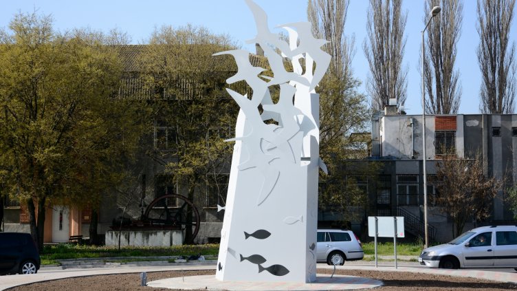 Пластика „Скалистият бряг“ украси кръгово кръстовище