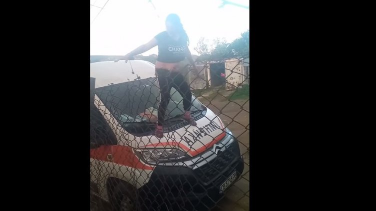 Скандално: Жена играе кючек върху линейка (ВИДЕО)