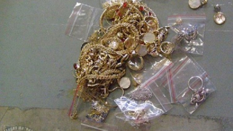 Турски ТИР опита да изнесе златни накити