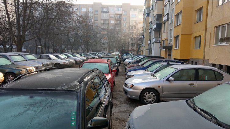 Секва строителното хитруване с паркинг местата. Разчертано, разграфено е!