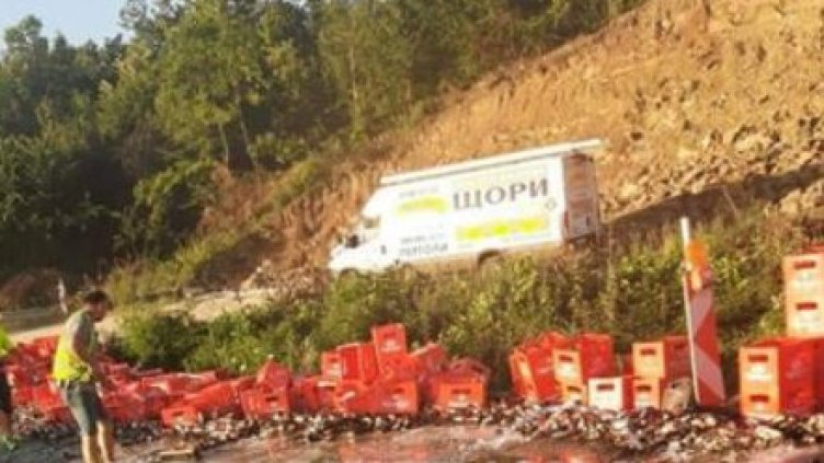 Камион "разтовари" каси с бира по пътя за Варна