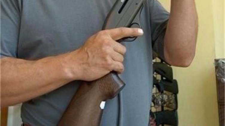 Мъж простреля дете, катерило се по ограда