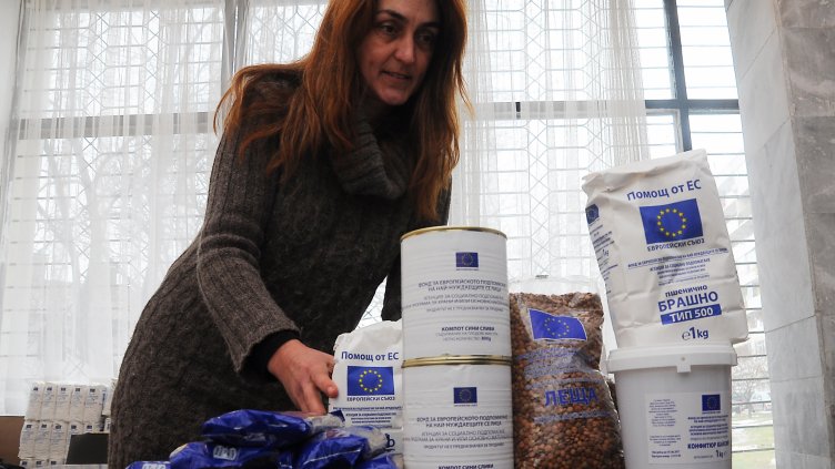 Раздаването на храните стартира в пенсионерския клуб в блок 67 в кв. Чайка. Снимка Пламен Гутинов