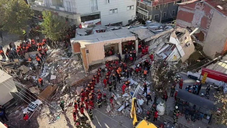 Петчленно семейство е затрупано под рухнала сграда край Истанбул