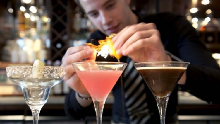 Бармани, сервитьори и строители се търсят за сезона