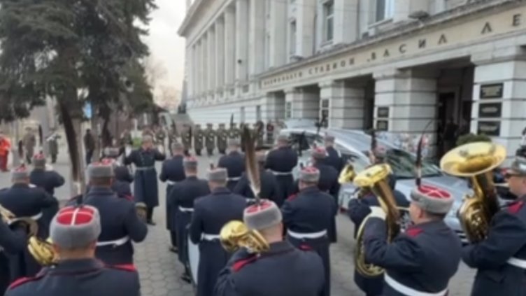 Изпратиха Боян Радев с духова музика (ВИДЕО)