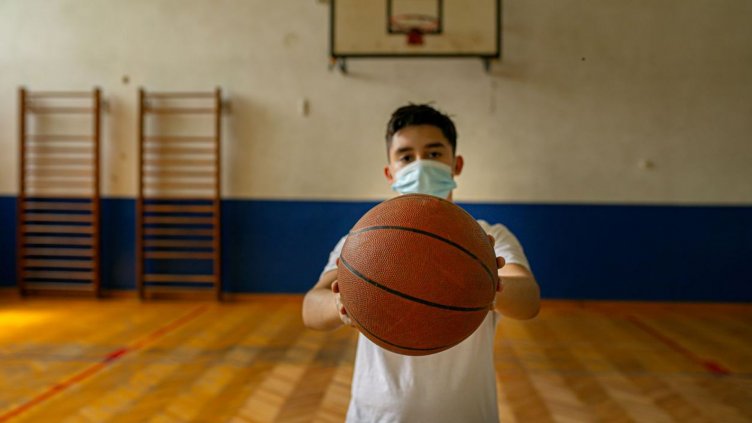 Из училищните насоки на МОН: В часовете по физическо – пак с маски!