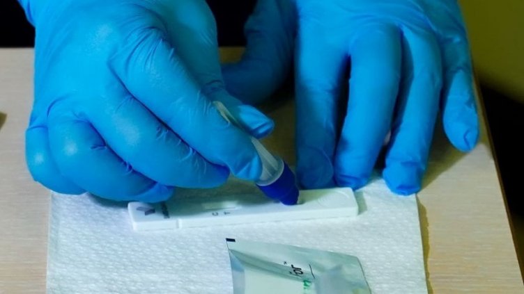 Въпрос на деня: Ковид тестове за учениците има, но какво ли хващат?