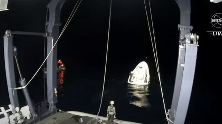 Успех: Капсулата на SpaceX се върна на Земята (ВИДЕО)