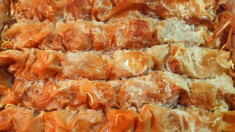 Рецепта на деня: Баница с ябълки и лимонов сос