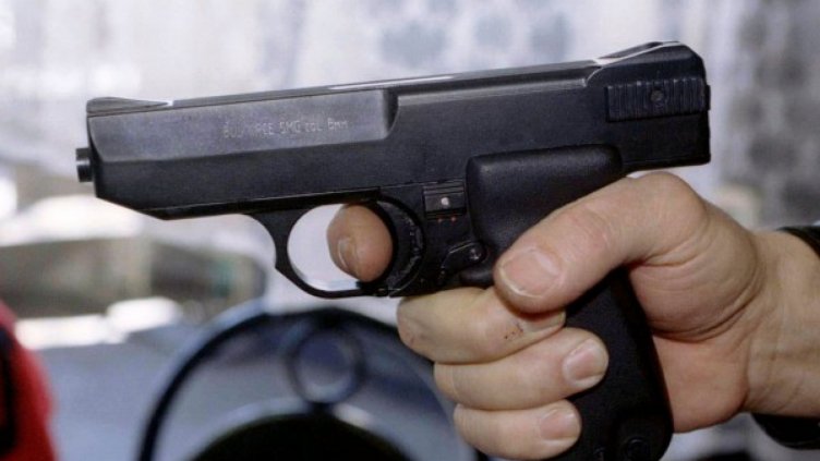 Мъж преби гаджето си, стреля по колата й