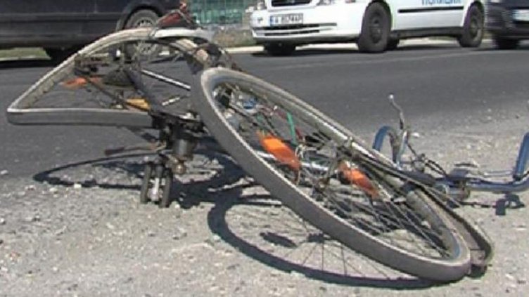 Млад шофьор не спря на стоп, блъсна велосипедистка