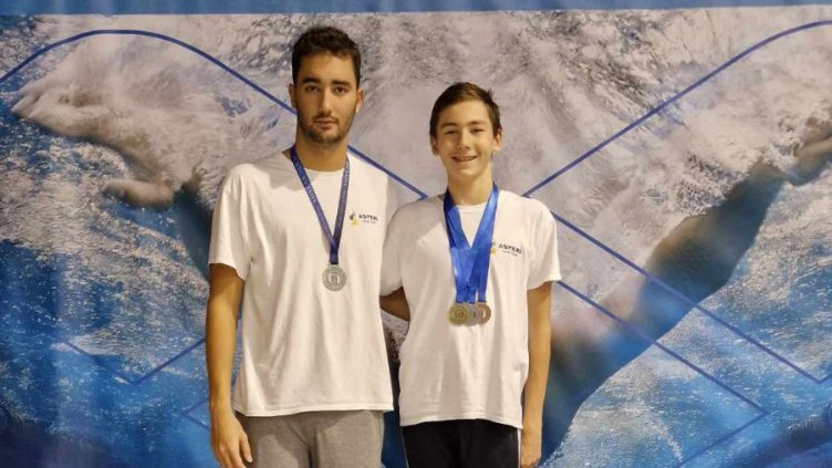 Състезатели на Астери с медали от международен турнир 