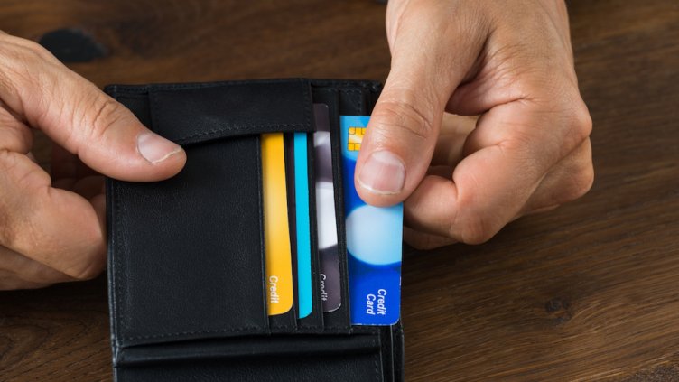 Потребителите в България се разплащат все по-малко с пари в брой