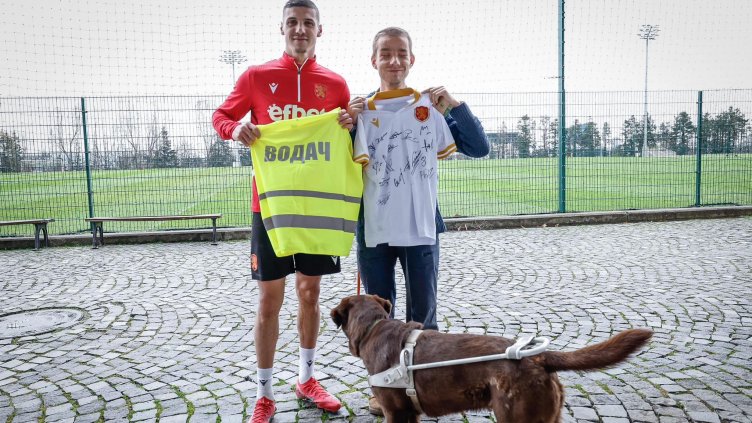 Футболните национали се включиха в кауза за обучение на кучета водачи