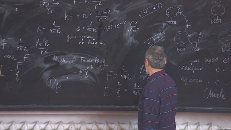 Търсят се учители по физика