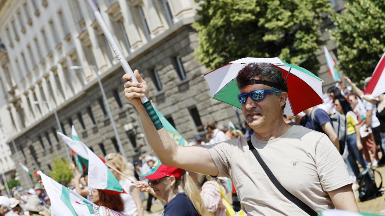 Протестът против еврото в София се бави заради трафик и жега