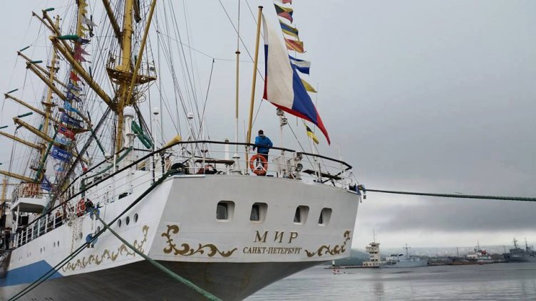 Руският ветроход Мир закъснява заради безветрие