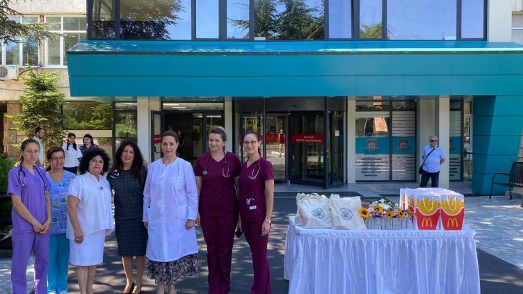 Посланикът на САЩ у нас дари играчки за детското отделение на варненска болница