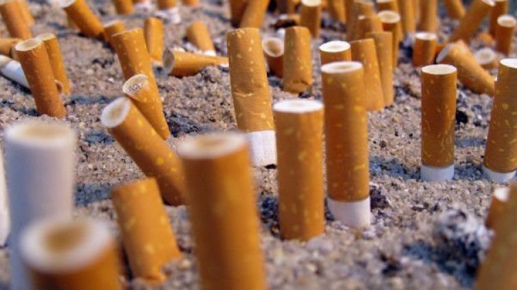 Ясно е кой замърсява – пушачите! 1,3 млрд. дyши мятат 4,5 трлн. угарки