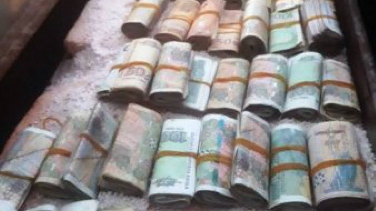 Заловиха наркодилър, откриха в дома му 77 000 лева и валута