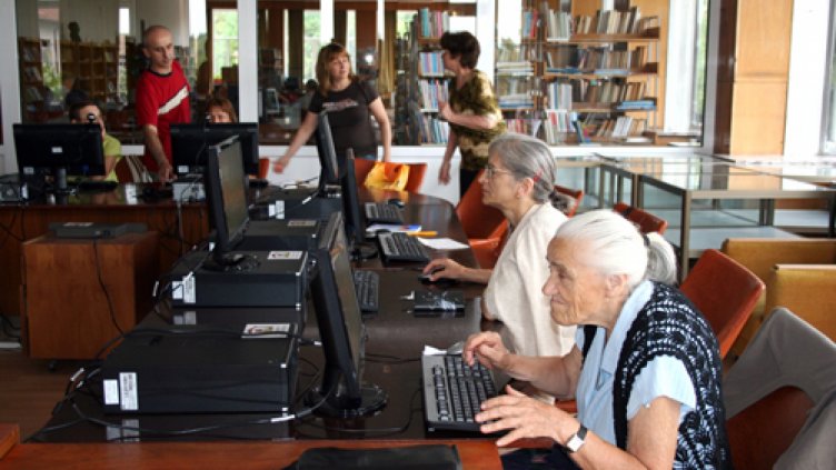 400 варненци над 60 години са преминали IT курс в библиотеката