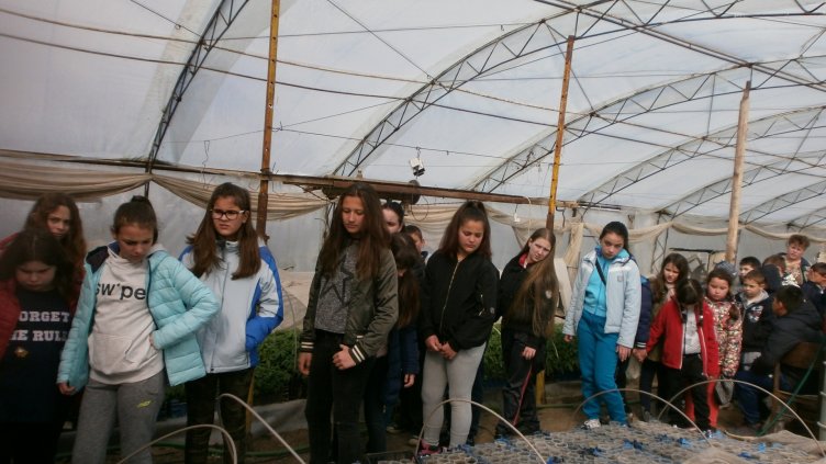 Ученици от ОУ"Христо Ботев" станаха градинари за  Международния ден на Земята