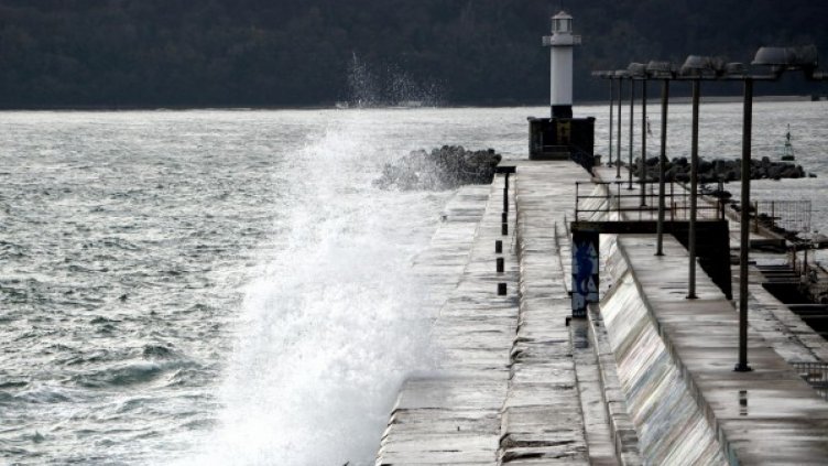 Уикендът идва със студ, вятър и слаб дъжд