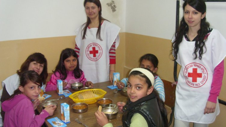 БЧК - Варна, осигурява безплатен обяд за 75 ученици